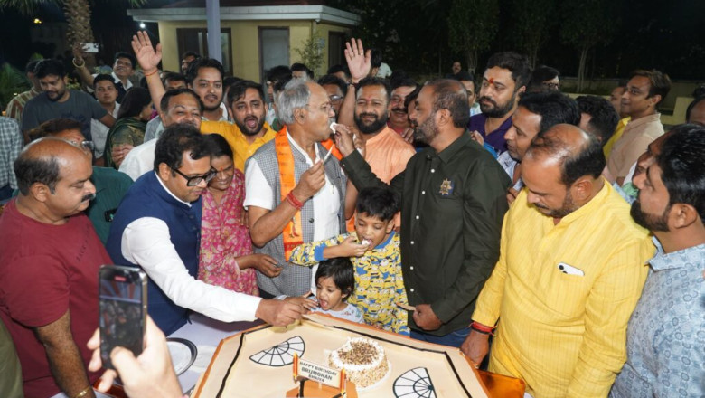 बृजमोहन को जन्मदिवस पर संसद भवन का प्रतीकात्मक केक भेंट कर दी शुभकामनाएं...