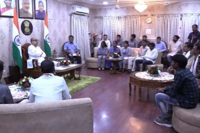 कर्रेगुट्टा में जारी एंटी-नक्सल ऑपरेशन जारी रखने का किया आग्रह, बस्तर के नक्सल पीड़ितों ने राज्यपाल डेका और CM साय से की मुलाकात...