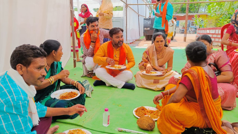 स्वच्छता दीदियों और सफाई कर्मचारियों के साथ बैठकर स्वास्थ्य प्रभारी नीलेश ने भोजन कर मनाया श्रमिक दिवस: