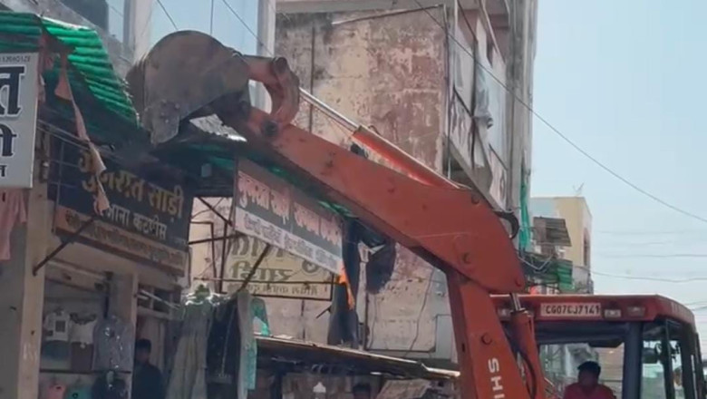 हटरी बाजार दुकान के ऊपर टीन सेट पर चला निगम का बुलडोजर, 30 से ज्यादा अतिक्रमण हटाया: