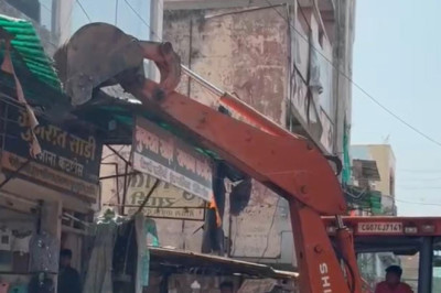 हटरी बाजार दुकान के ऊपर टीन सेट पर चला निगम का बुलडोजर, 30 से ज्यादा अतिक्रमण हटाया: