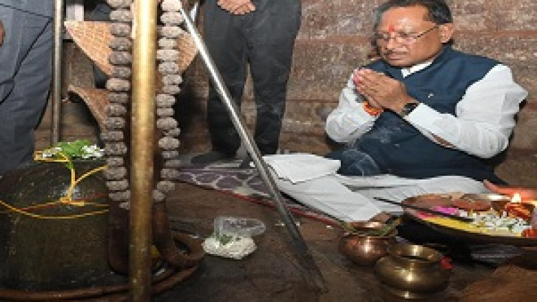 मुख्यमंत्री श्री विष्णुदेव साय ने ग्राम सहसपुर में 13वीं शताब्दी के प्राचीन शिव व हनुमान मंदिर के किए दर्शन
