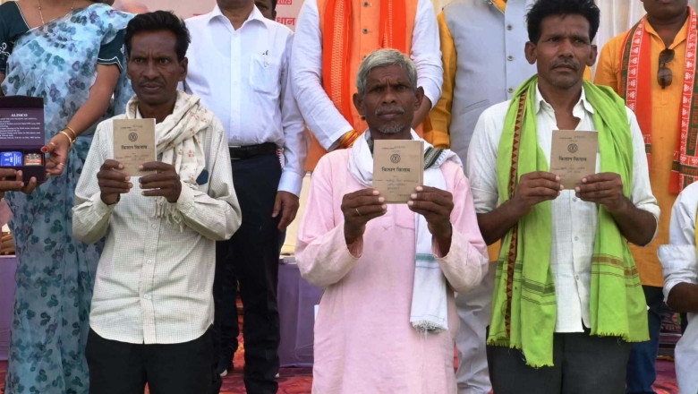 सीनापाली में आयोजित शिविर में हितग्राहियों को मिला ट्राइसाइकिल, श्रवण यंत्र एवं किसान किताब
