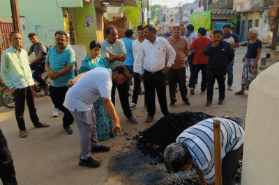 महापौर के मॉर्निटिंग के दौरान नालियों में चलाया महा सफाई -अभियान...