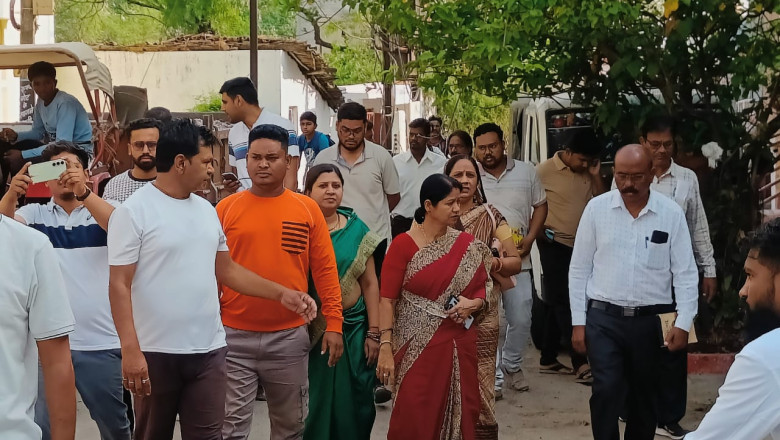 महापौर की चेतावनी; 24 घंटे में नाली से स्लैब एवं  सीढ़िया नहीं हटा तो उसे बुलडोजर से तोड़ कर हटाया जाएगा...