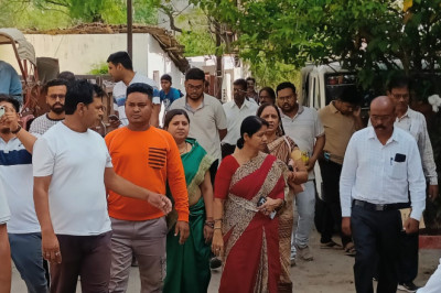 महापौर की चेतावनी; 24 घंटे में नाली से स्लैब एवं  सीढ़िया नहीं हटा तो उसे बुलडोजर से तोड़ कर हटाया जाएगा...