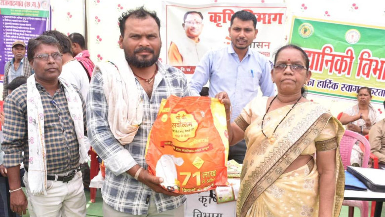 सुशासन तिहार में कृषक सदाशिव यादव ने खेती-किसानी के लिए सिंचाई का पाईप मिलने पर प्रसन्नता जाहिर की...