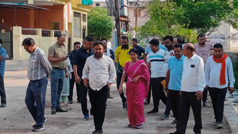मेयर श्रीमती बाघमार ने सफाई के मौके पर नाले के पास खड़े होकर बेहतर सफाई के निर्देश दिए...
