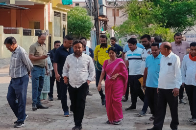 मेयर श्रीमती बाघमार ने सफाई के मौके पर नाले के पास खड़े होकर बेहतर सफाई के निर्देश दिए...