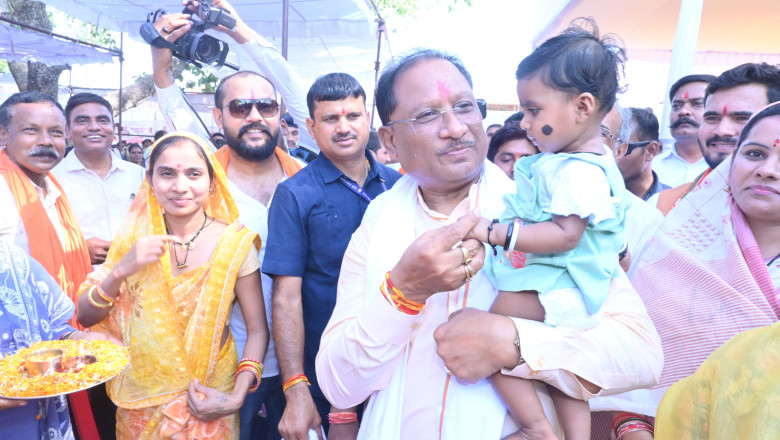 मुख्यमंत्री ने विभिन्न योजनाओं के हितग्राहियों को वितरित की सामग्री नन्हें बच्चों का कराया अन्नप्राशन