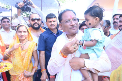 मुख्यमंत्री ने विभिन्न योजनाओं के हितग्राहियों को वितरित की सामग्री नन्हें बच्चों का कराया अन्नप्राशन