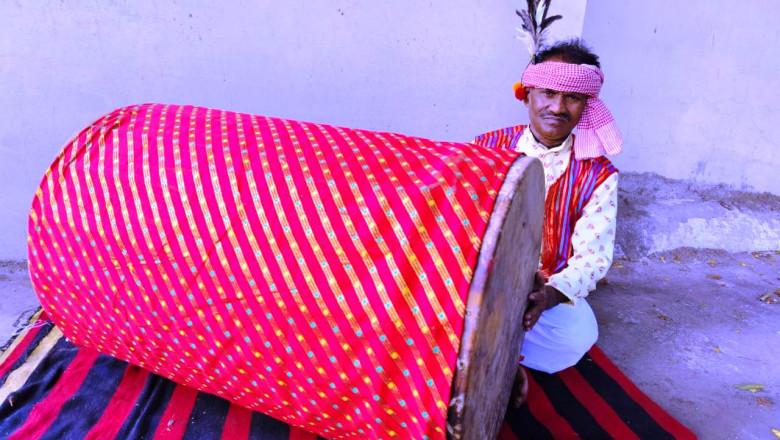 लोकवाद्य संग्राहक रिखी बस्तर से लेकर आए देश का सबसे बड़ा ढोल...