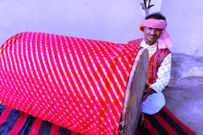 लोकवाद्य संग्राहक रिखी बस्तर से लेकर आए देश का सबसे बड़ा ढोल...