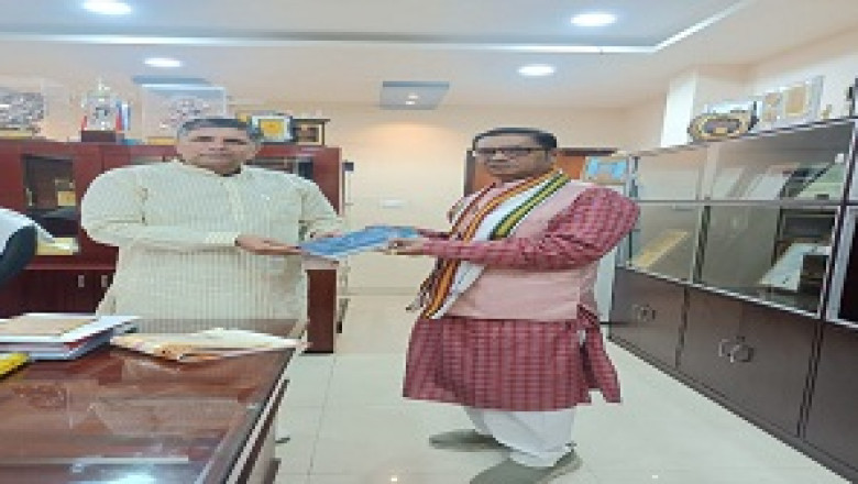 संस्कृत विश्व विद्यालय में नाट्य समीक्षक के रूप में उपस्थित रहे डॉ. शर्मा...