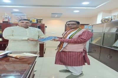 संस्कृत विश्व विद्यालय में नाट्य समीक्षक के रूप में उपस्थित रहे डॉ. शर्मा...