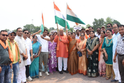 हाथों में तिरंगा लेकर विधायक और नागरिकों ने निकाली रैली...