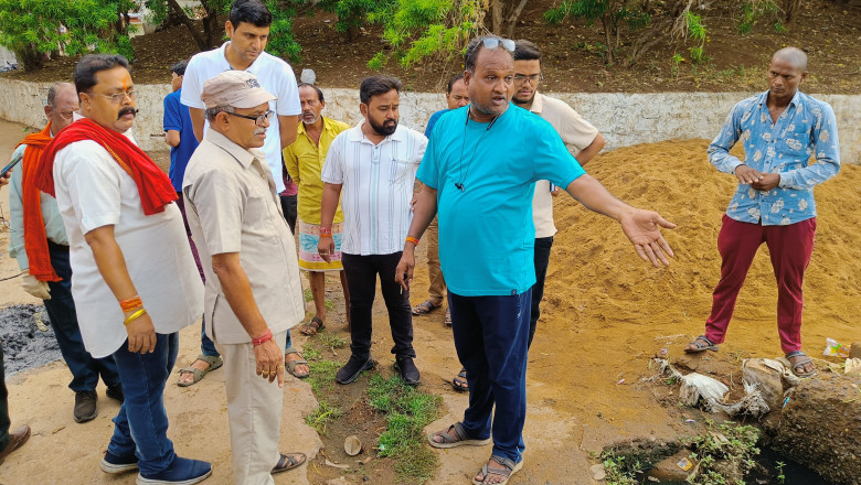 कमिश्नर ने स्वास्थ्य प्रभारी व पार्षद समेत निगम अफसरों के साथ राजीव नगर में सफाई व्यवस्था देखी...