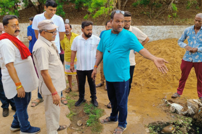कमिश्नर ने स्वास्थ्य प्रभारी व पार्षद समेत निगम अफसरों के साथ राजीव नगर में सफाई व्यवस्था देखी...