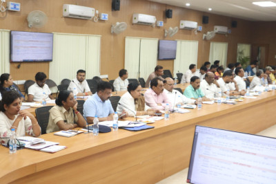 राजस्व विभाग के अधिकारियों की बैठक लेकर प्रकरणों का समय पर निराकरण के दिए निर्देश...