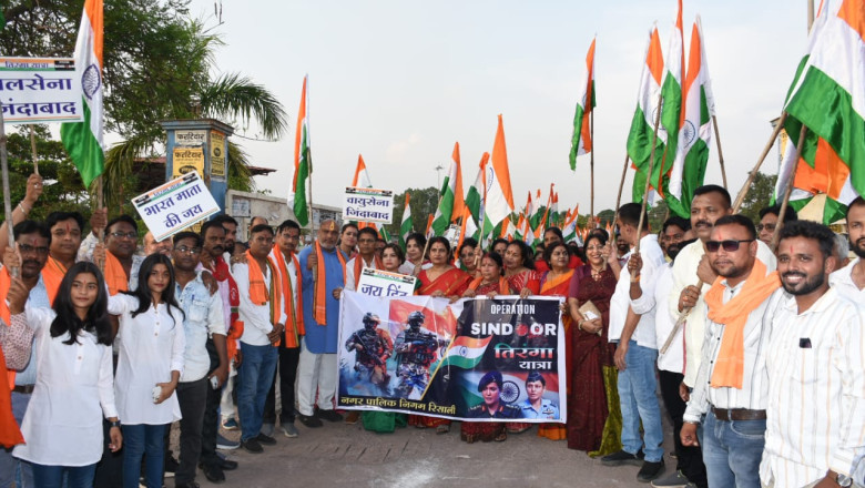 महिलाओं ने माथे पर सिंदुर लगाकर हाथों में पकड़ा तिरंगा विधायक ने भी लगाए जयकारे