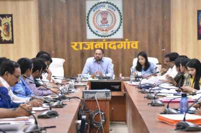शासन की योजनाओं के प्रभावी क्रियान्वयन के लिए सभी अधिकारी नियमित तौर पर करें दौरा : कलेक्टर