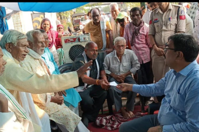 अनशन पर बैठे छत्तीसगढ मुक्ति मोर्चा के जिला अध्यक्ष पे्रेमनारायण वर्मा सहित अन्य लोगो से आयुक्त ने उनकी मांगो पर की चर्चा, अनशन समाप्त हुई