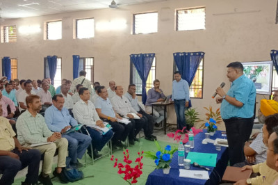 गरियाबंद जिले के कक्षा दसवीं एवं बारहवीं बोर्ड परीक्षा परिणाम की समीक्षा बैठक संभागीय संचालक  राकेश पांडे द्वारा स्वामी आत्मानंद हिन्दी माध्यम विद्यालय गरियाबंद में लिया गया।....