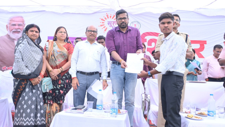 प्रभारी सचिव हिमशिखर गुप्ता ने समाधान शिविर में चन्द्रशेखर ध्रुव को सौपा अनुकंपा नियुक्ति पत्र परिवार के भरण पोषण का मिला सहारा...