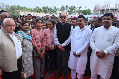 राज्यपाल ने विभिन्न विद्यालयों के प्रतिभावान छात्रों को मेडल एवं प्रशस्ति पत्र सेे सम्मानित किया