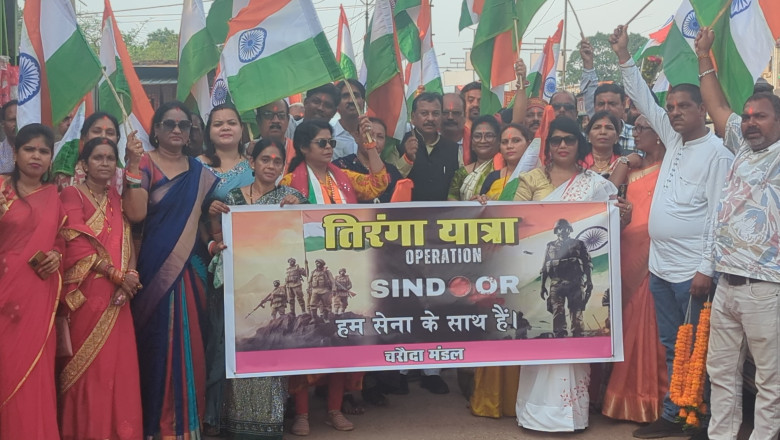 शौर्य के सम्मान में हाथों में तिरंगा लिए भारत माता की जय घोष के साथ निकल पड़े सांसद विजय बघेल ....