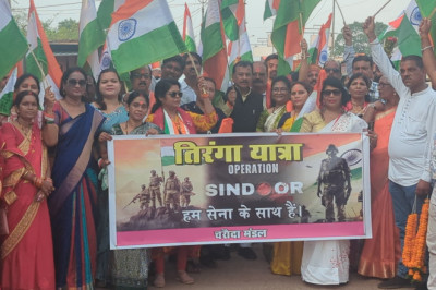 शौर्य के सम्मान में हाथों में तिरंगा लिए भारत माता की जय घोष के साथ निकल पड़े सांसद विजय बघेल ....