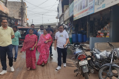 निरीक्षण के दौरान महापौर को नदारद मिले सफाई कर्मी  - शंकर पारा पहुंची महापौर शशि