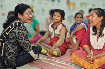 वृद्धजनों एवं मानसिक दिव्यांग बच्चों के साथ बैठकर की आत्मीय बातचीत, फल एवं खाद्य सामग्रियों का किया वितरण