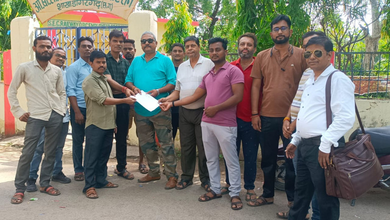 दैनिक रेल यात्रियों ने बंद मेमू यात्री रेलगाड़ी (रायपुर-गोंदिया लोकल) को पुनः चालू करने बाबत् सांसद को सोपा ज्ञापन।
