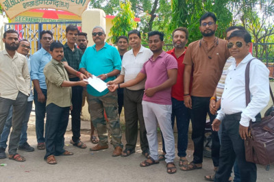 दैनिक रेल यात्रियों ने बंद मेमू यात्री रेलगाड़ी (रायपुर-गोंदिया लोकल) को पुनः चालू करने बाबत् सांसद को सोपा ज्ञापन।