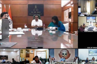 कलेक्टर ने राजनांदगांव जिले का प्रस्तुतिकरण देते हुए जल संचय से जनभागीदारी के संबंध में दी जानकारी...