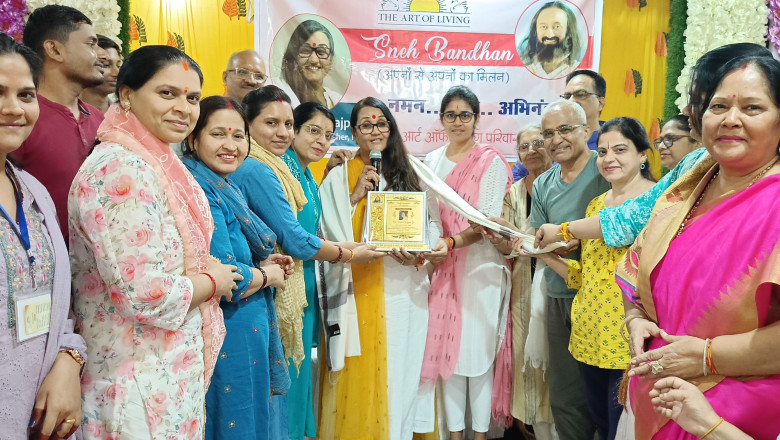 आर्ट ऑफ लिविंग का स्नेह बंधन संपन्न प्रभा ठाकुर और किरण साहू का सम्मान