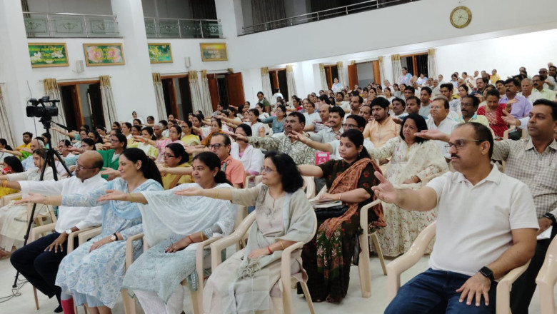 खुश रहने का नंबर वन नुस्खा, निरंतर चलते रहना और श्रेष्ठ कर्म करना..