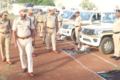 .श्री सुखनंदन राठौर, अतिरिक्त पुलिस अधीक्षक (शहर) जिला दुर्ग द्वारा रक्षित केन्द्र, दुर्ग में आयोजित जनरल परेड की सलामी लिया गया।