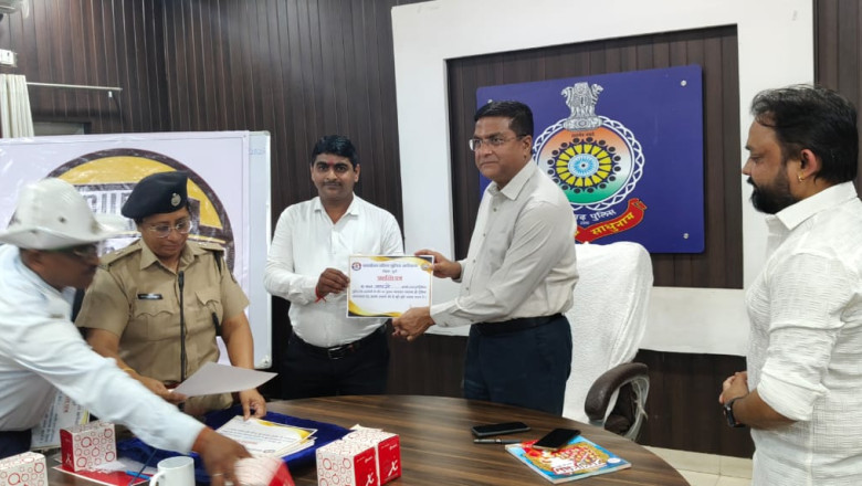 TVARIT KHABREN : दुर्ग जिला एसपी ने त्वरित ख़बरें के प्रधान संपादक प्रहलाद दुबे को प्रशस्ति पत्र देकर किया सम्मानित !!