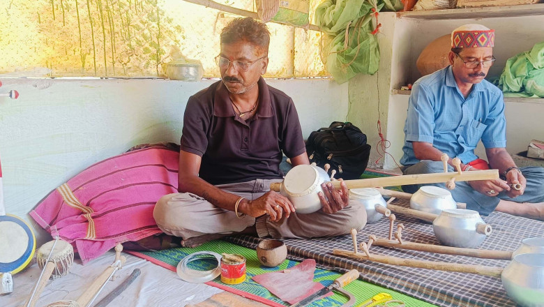 आदिवासी अंचल के कलाकार आकार दे रहे परंपरागत और दुर्लभ लोक वाद्यों को