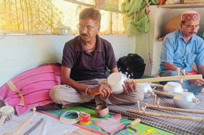 आदिवासी अंचल के कलाकार आकार दे रहे परंपरागत और दुर्लभ लोक वाद्यों को