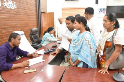 आरटीई के तहत अन्य स्कूल में प्रवेश दिलाने अभिभावक ने दिया आवेदन