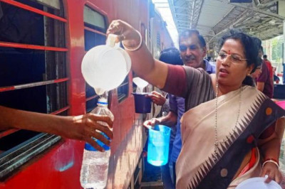 संस्कारधानी राजनांदगांव में सनातन एकता का प्रतीक रेल यात्रियों को निस्वार्थ ठंडा जल वितरण सेवा...