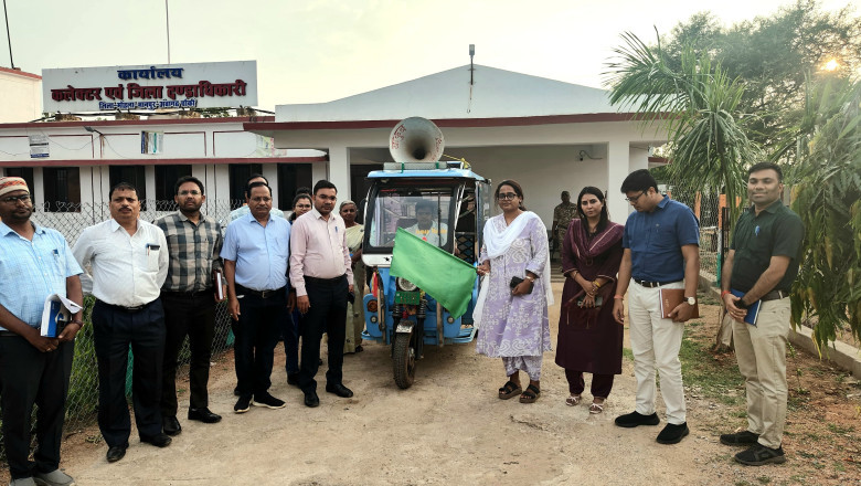 कलेक्टर ने हरी झंडी दिखाकर धरती आबा जनजातीय ग्राम उत्कर्ष अभियान के प्रचार रथ को किया रवाना