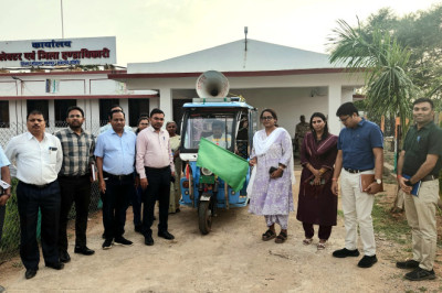 कलेक्टर ने हरी झंडी दिखाकर धरती आबा जनजातीय ग्राम उत्कर्ष अभियान के प्रचार रथ को किया रवाना