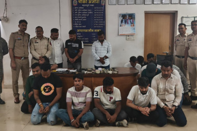ग्राम महमरा पृथ्वी पैलेस के पीछे में 52 पत्तों से हार-जीत का दॉव लगाकर जुआ खेल रहे 18 गिरफ्‌तार