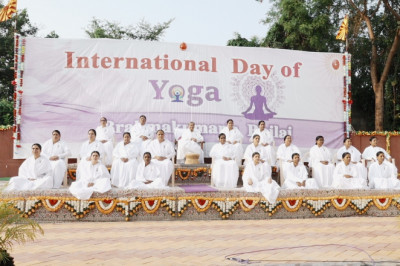 प्रात: भोर से ब्रह्मा वत्सों ने विभिन्न योगासन कर दिया तन मन से स्वस्थ रहने का संदेश..
