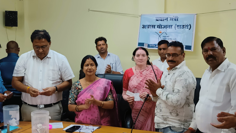 लाटरी निकालकर 38 हितग्राहियों को प्रदान किया गया पीएम आवास, महापौर बाघमार की पहल से लोगों के खिले चेहरे..