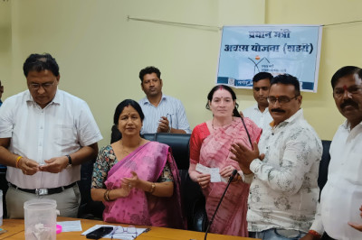 लाटरी निकालकर 38 हितग्राहियों को प्रदान किया गया पीएम आवास, महापौर बाघमार की पहल से लोगों के खिले चेहरे..